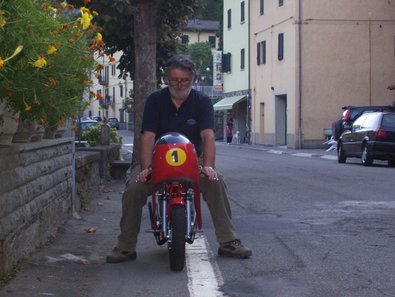  Image name: Persone126.jpg 
 width: 800 pixel 
 height: 601 pixel 
 Size: 393064 bytes 
 Click to enlarge 